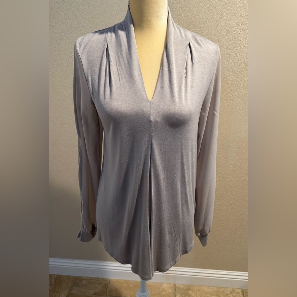 Cable & Gauge Light Gray Long Sleeve V-Neck Top
